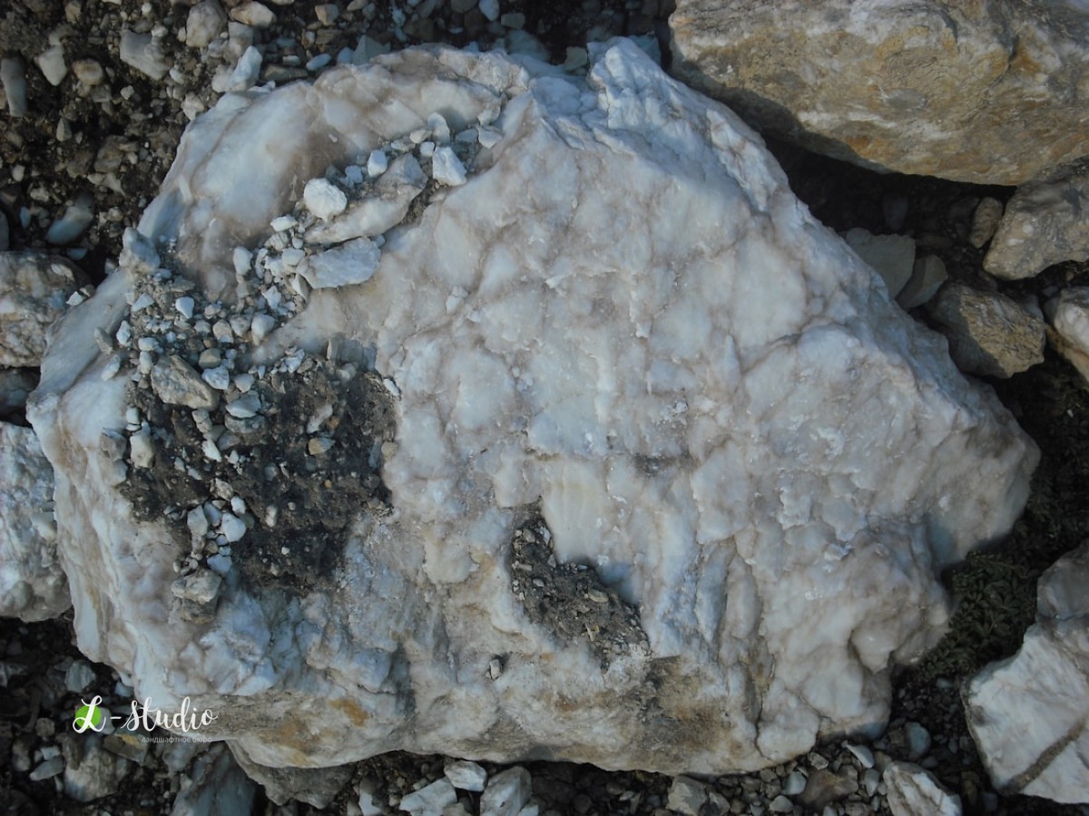 Натуральный камень бутовый Кварцит  Валун Кварцит (белый) Цена: 12 руб Фракция 50-100см,цвет молочный,форма рваная.