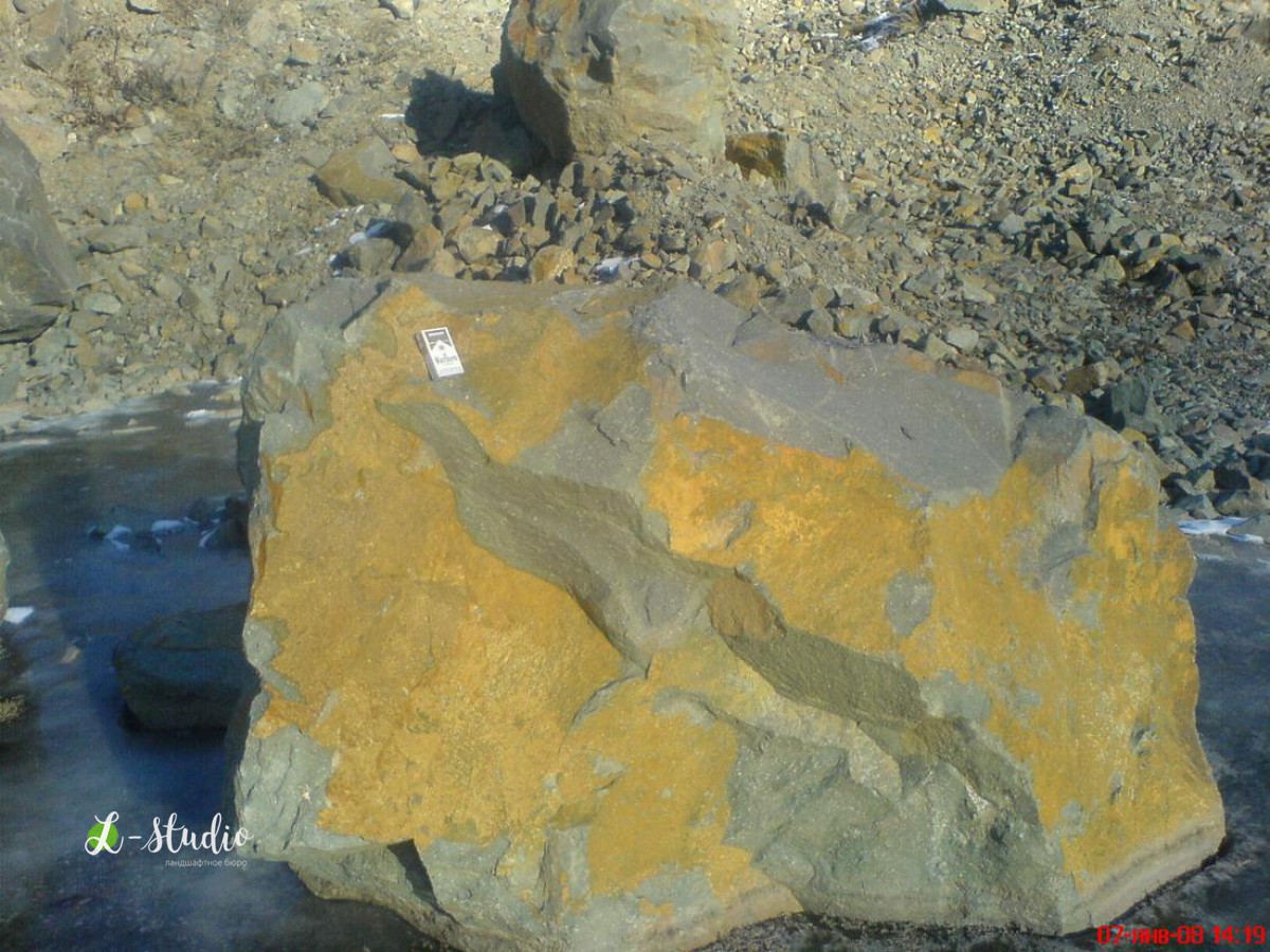 Натуральный камень бутовый Андезит  Валун Андезит (бутовый) Цена: 8 руб Фракция 50-150см,цвет фиолетово-красный,форма рваная.