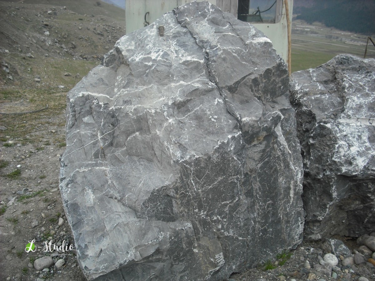 Натуральный камень бутовый мрамор черный  Валун Мрамор черный Цена: 10 руб Фракция 50-150см,цвет черный с белыми прожилками,форма рваная.